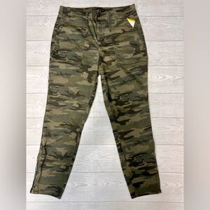 NWT • Women’s Social Standard Logan Camo Utility Pants • Size 8 • Above Ankle